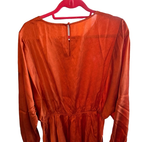 Cute mini dress very flowy and satiny. Size L - Picture 2 of 10